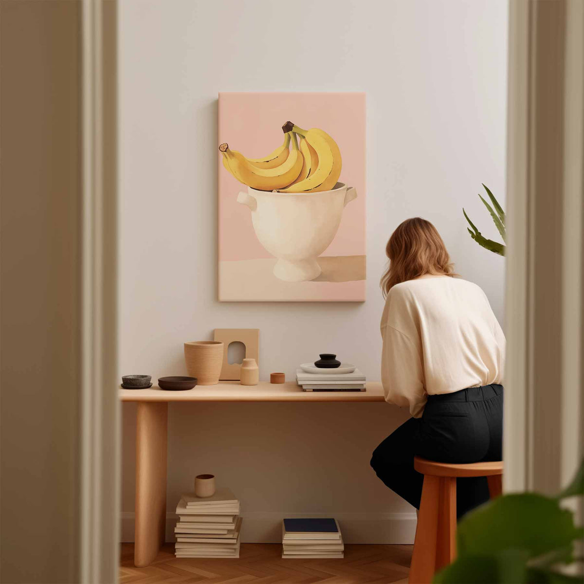 Bananen in een Witte Kom op Roze Achtergrond – plexiglas wanddecoratie in portret formaat