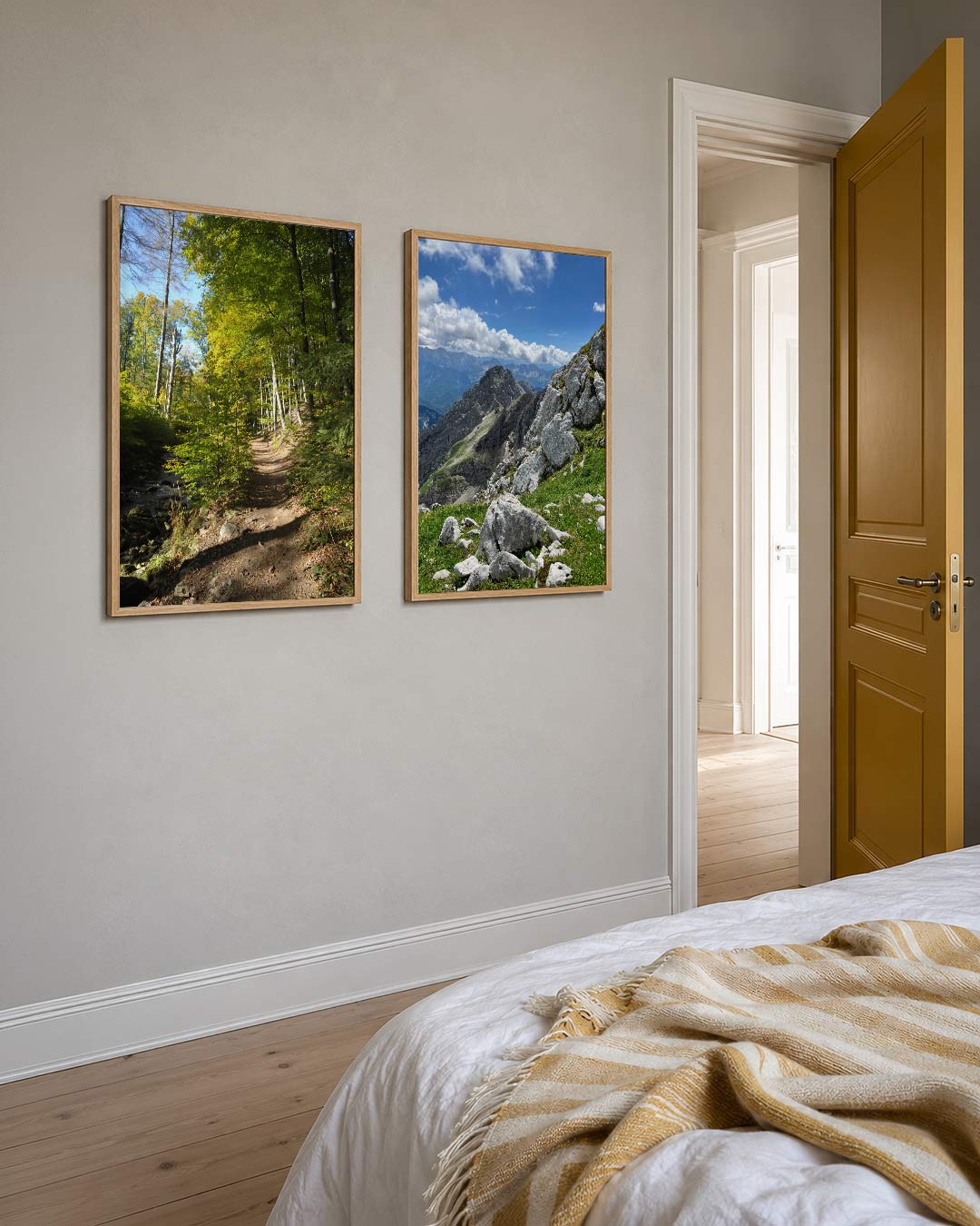 Boswandeling lichtspel posterset – detailweergave – een kronkelend pad door een groen bos, met zonlicht dat door de bladeren