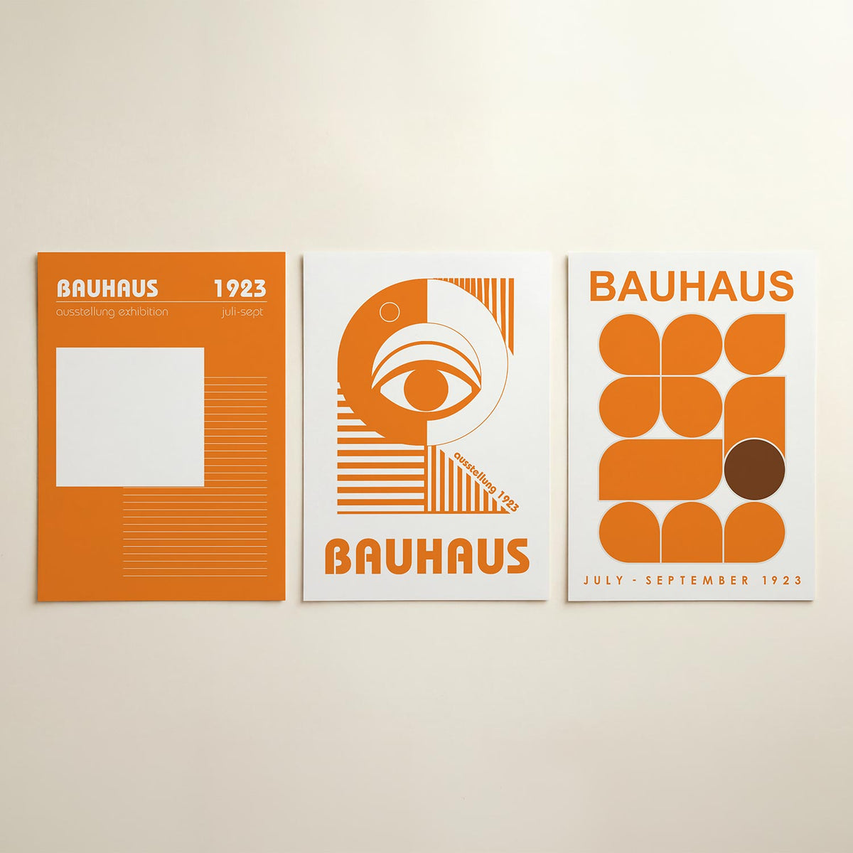 Oranje lijnencompositie posterset – detailweergave – deze posterset in drie delen toont een levendige oranje achtergrond met