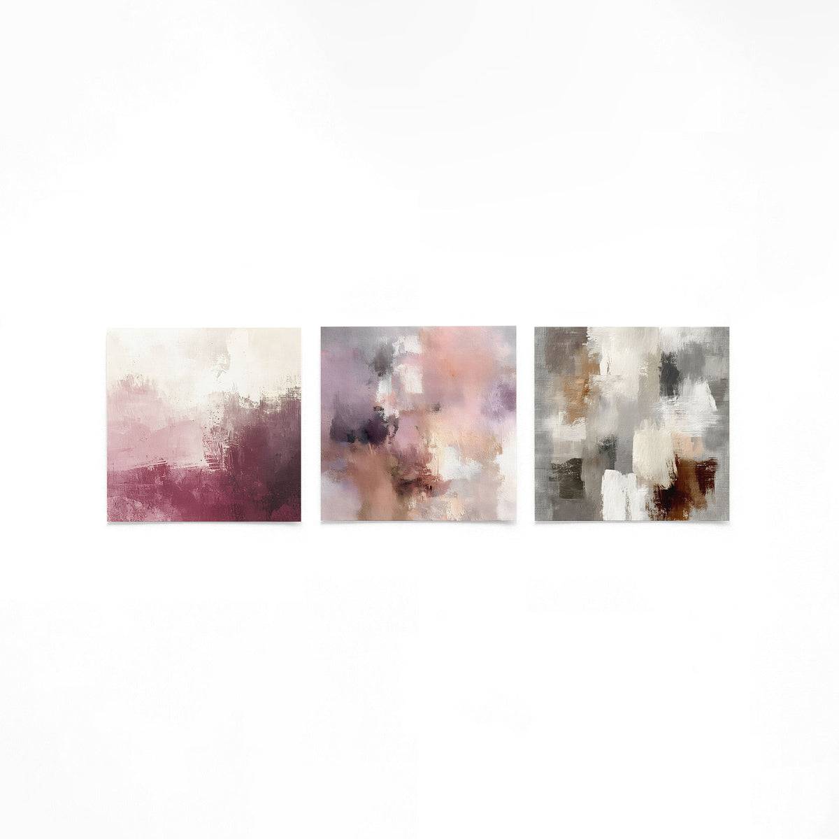 Drie vierkante posters met abstracte penseelvlakken op een gebroken witte achtergrond