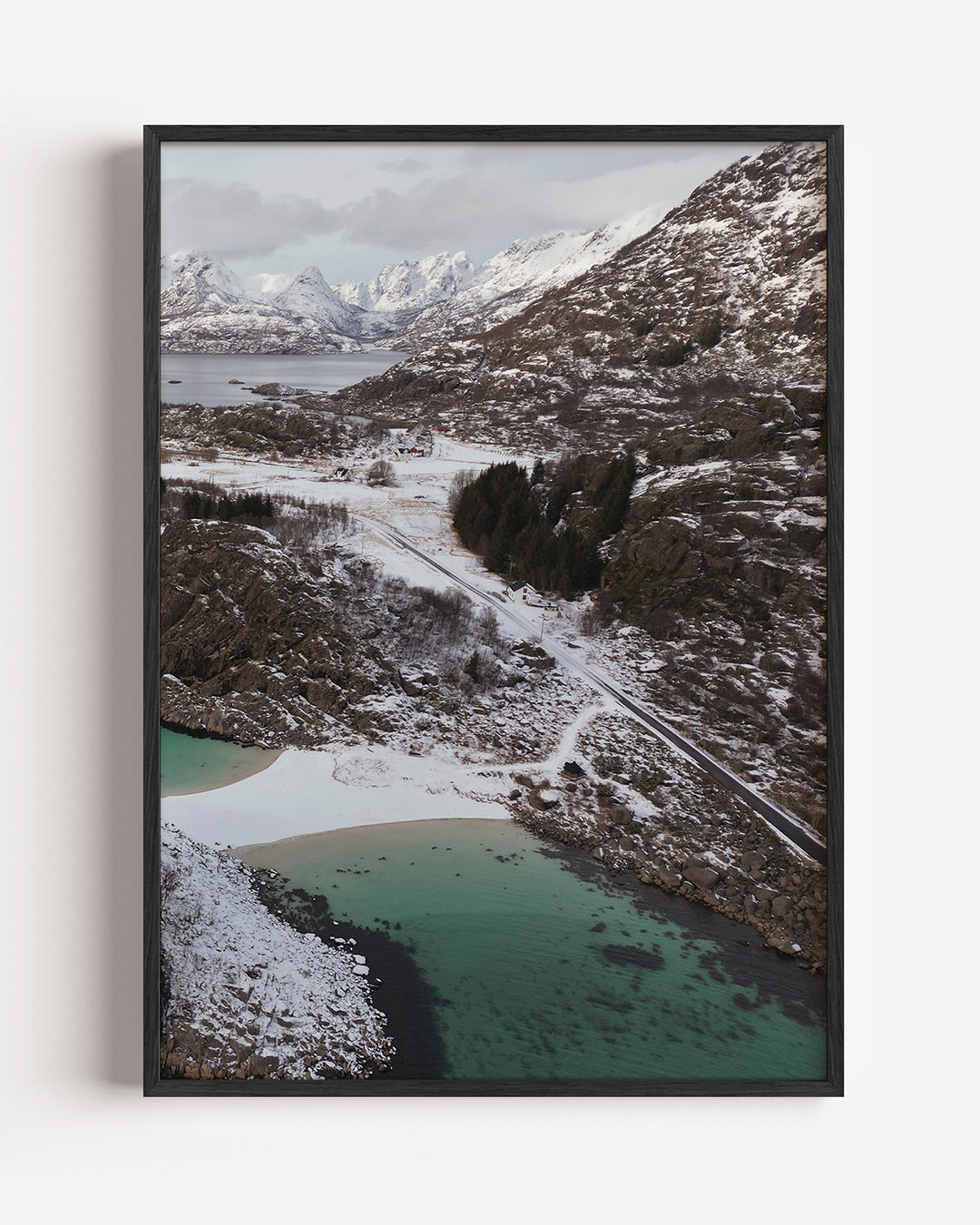 Winterse berglandschap poster – portret wanddecoratie – een serene winterse scène met besneeuwde bergen en een turquoise