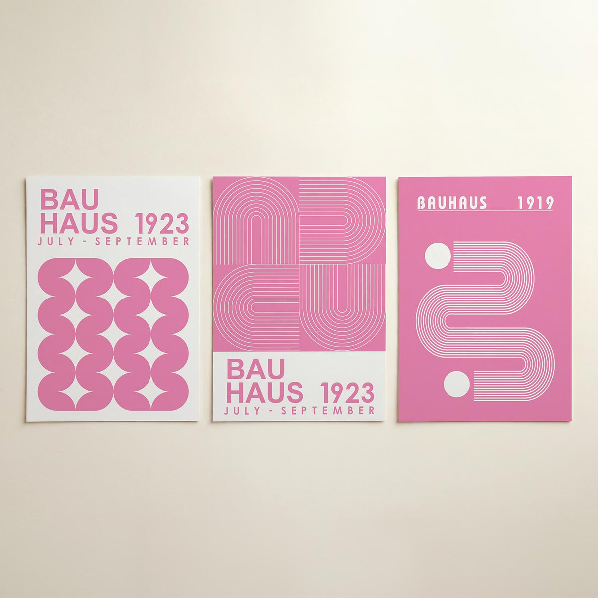 Roze vormenritme posterset – detailweergave – deze posterset in drie delen toont een speelse herhaling van roze, gebogen