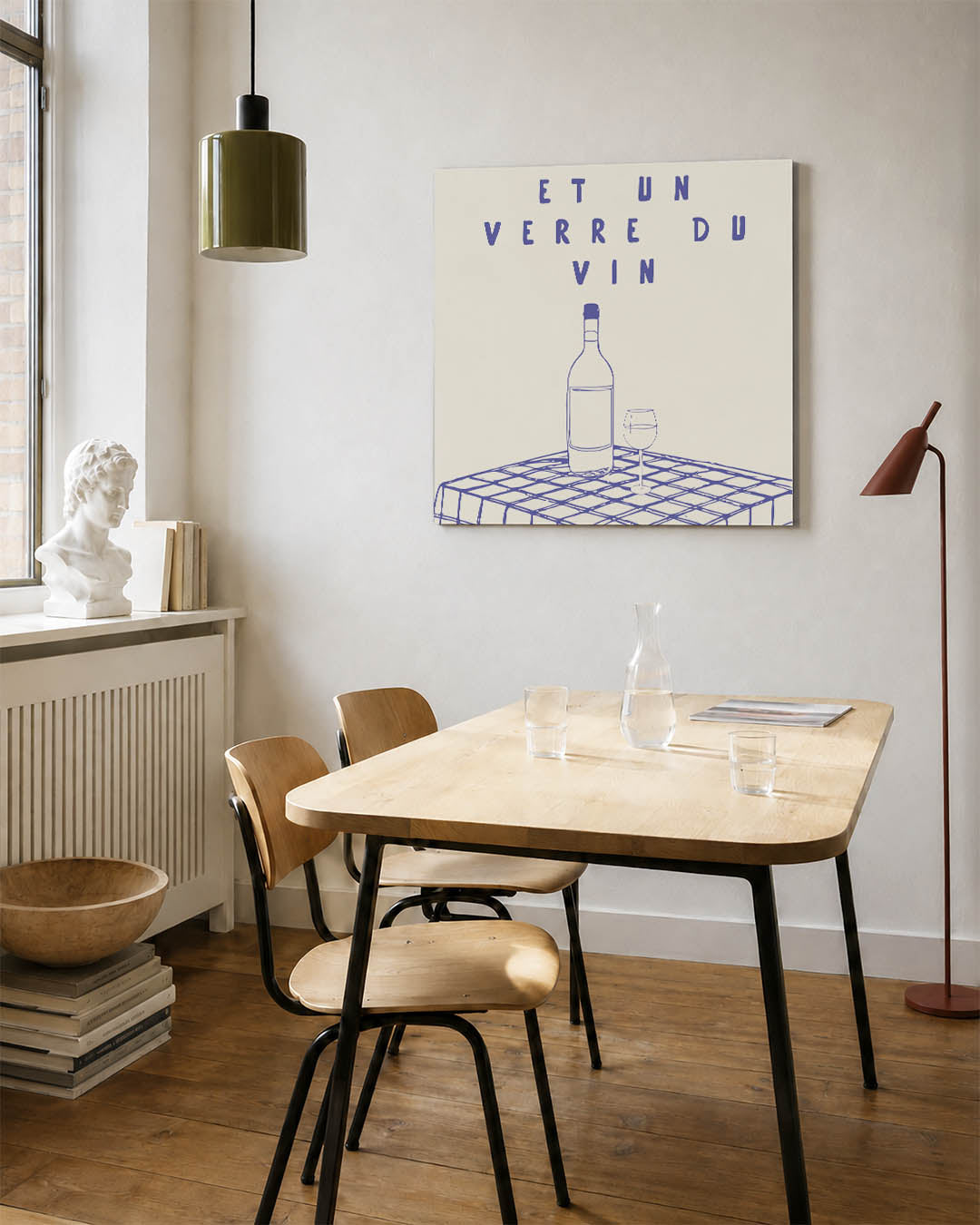 Wijn en tafel kunstwerk – detailweergave – een fles en glas wijn staan op een geruite tafel. De achtergrond is licht met