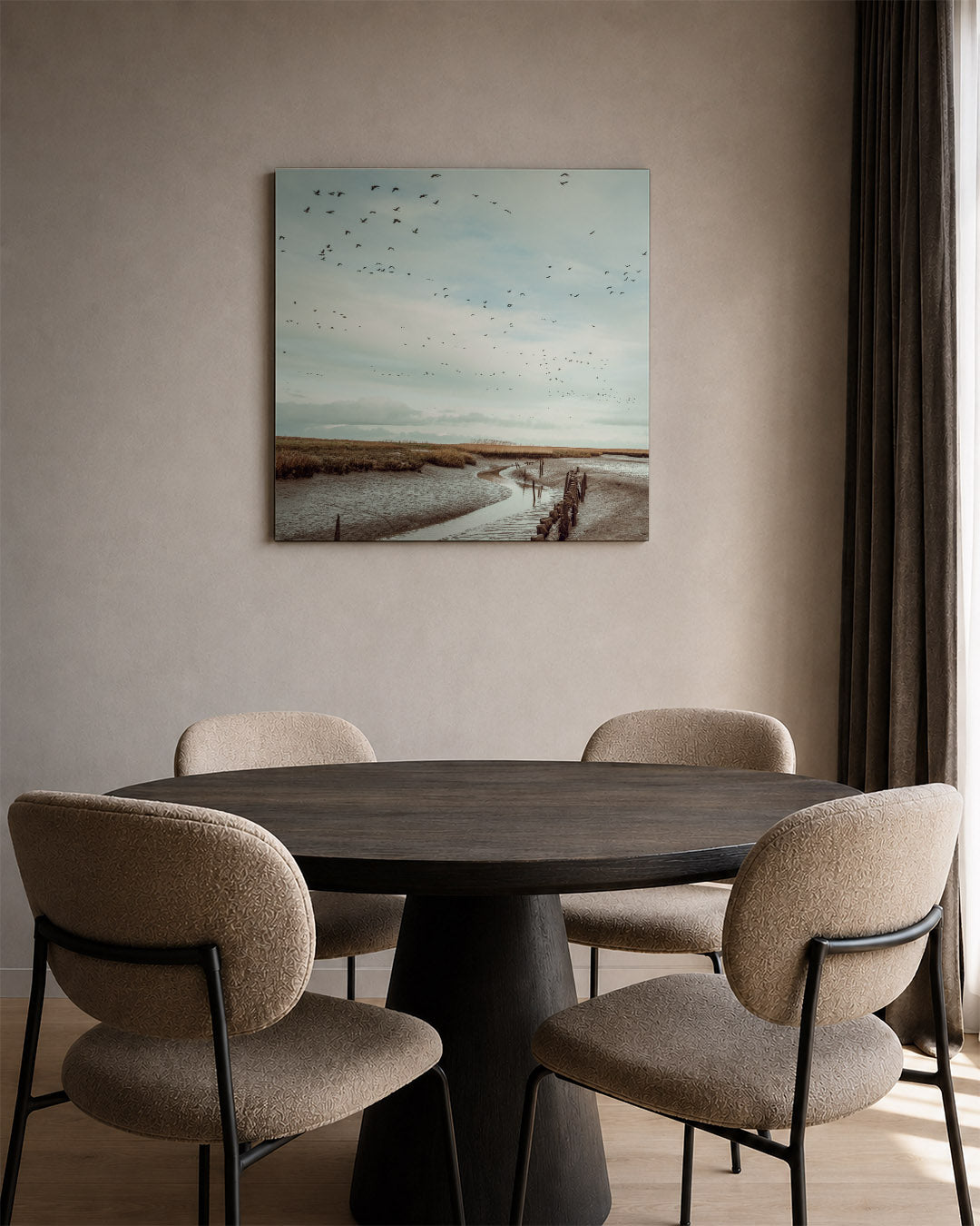 Vogels boven landschap kunstwerk – tweede productweergave – deze kunstwerk toont een serene lucht vol vogels boven een