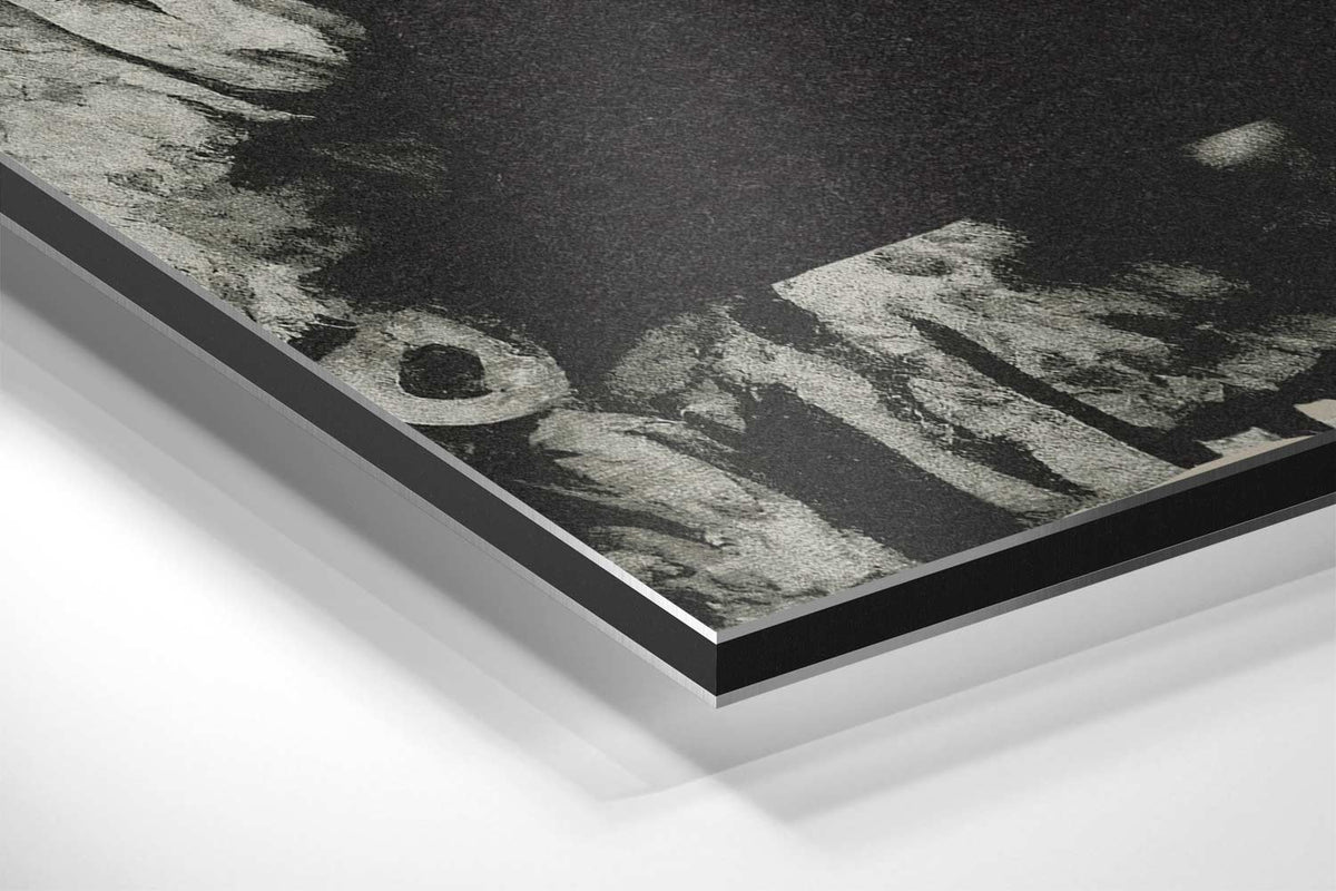 Dynamische Duistere Collage – plexiglas wanddecoratie in portret formaat