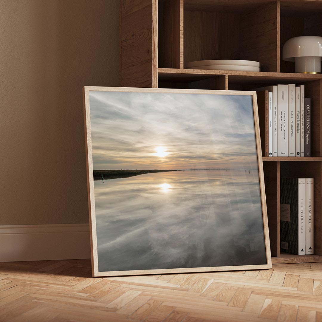 Rustige zonsondergang poster – detailweergave – een zonsondergang weerspiegelt op een kalm wateroppervlak, met wolken en een
