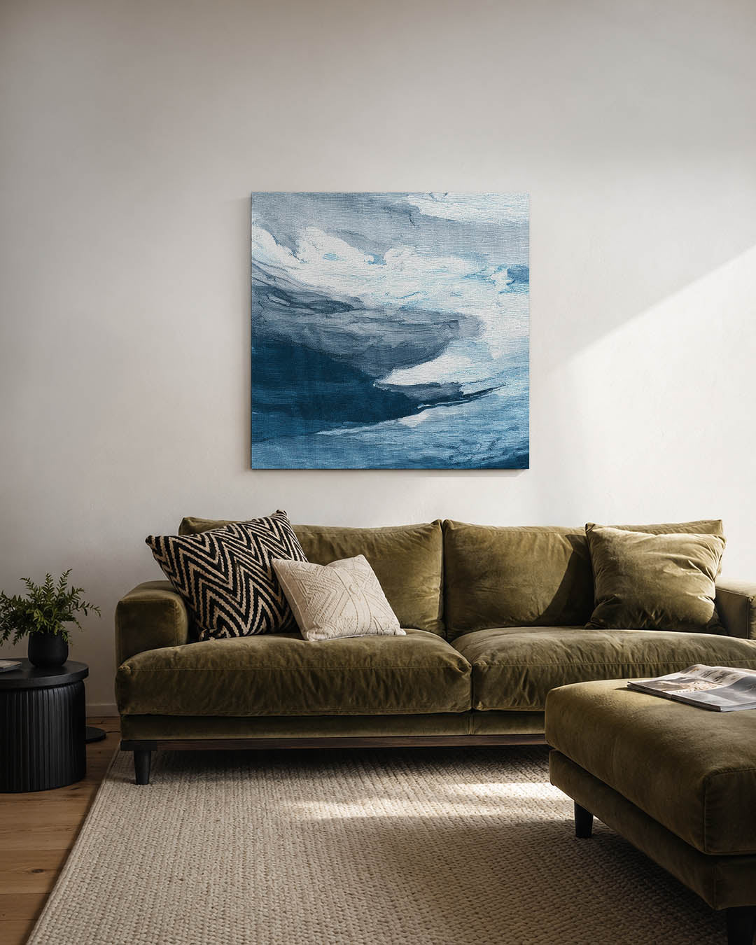 Dynamische blauwe wolken kunstwerk – derde productweergave – dit werk toont een vloeiende compositie van blauwe en grijze