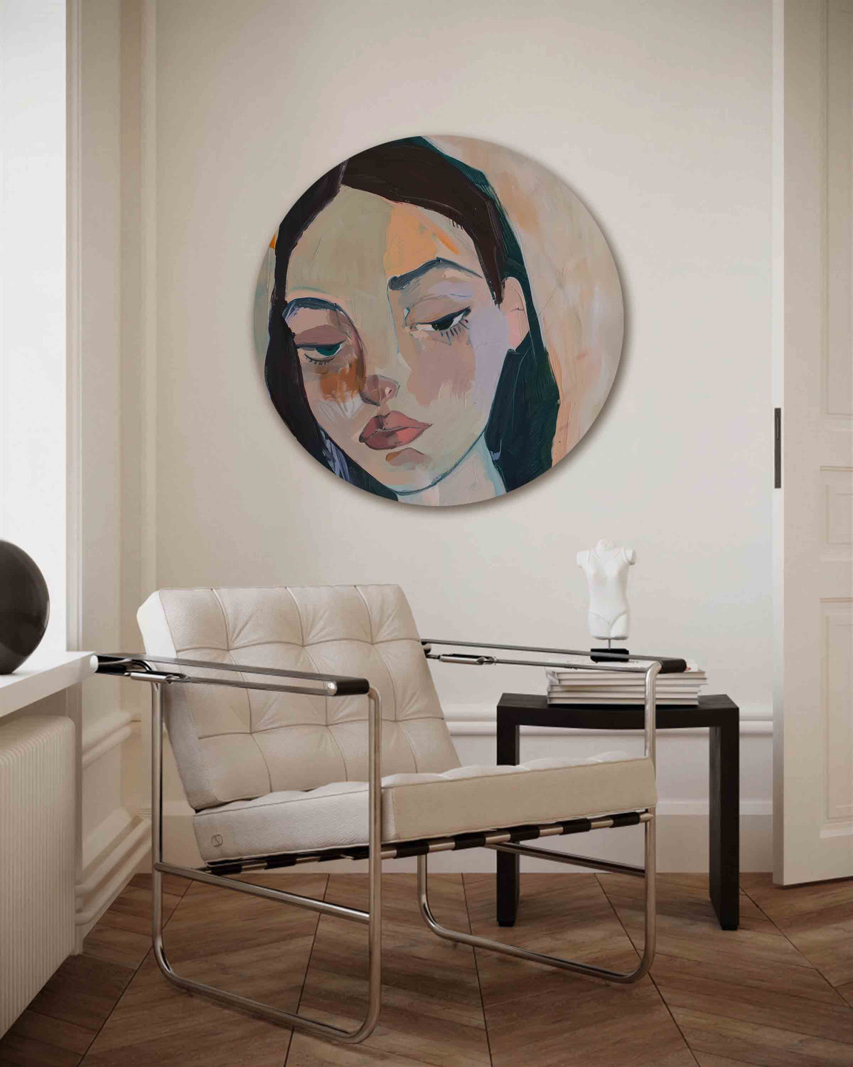 Portret vrouw – kleurrijke muurcirkel als ronde wanddecoratie