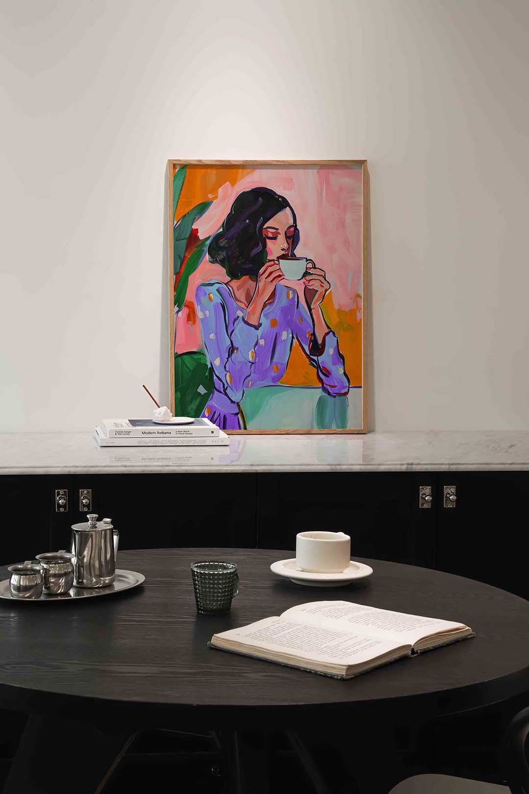 Vrouw met kopje – portret poster in staand formaat