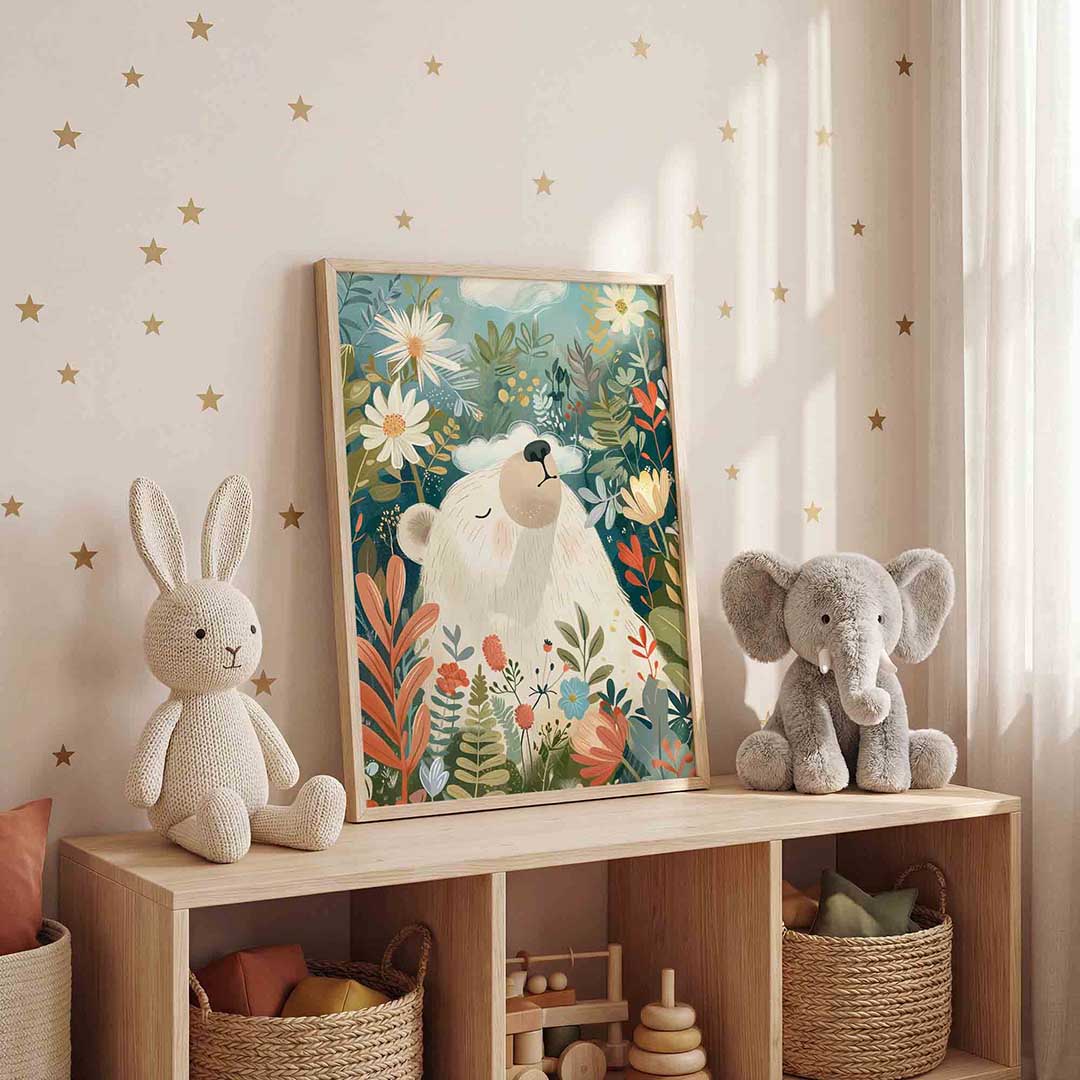 Beer tussen bloemen – staande kinderkamer wanddecoratie van WallArtistic