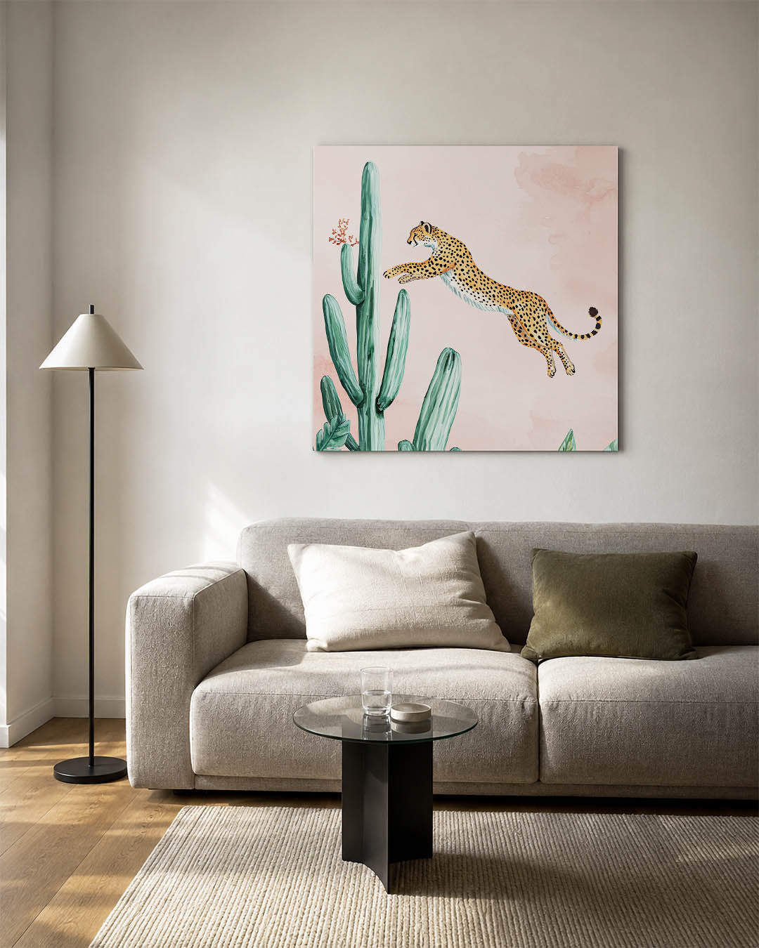 Springende luipaard kunstwerk – detailweergave – dit werk toont een luipaard die sierlijk over een cactus springt tegen een