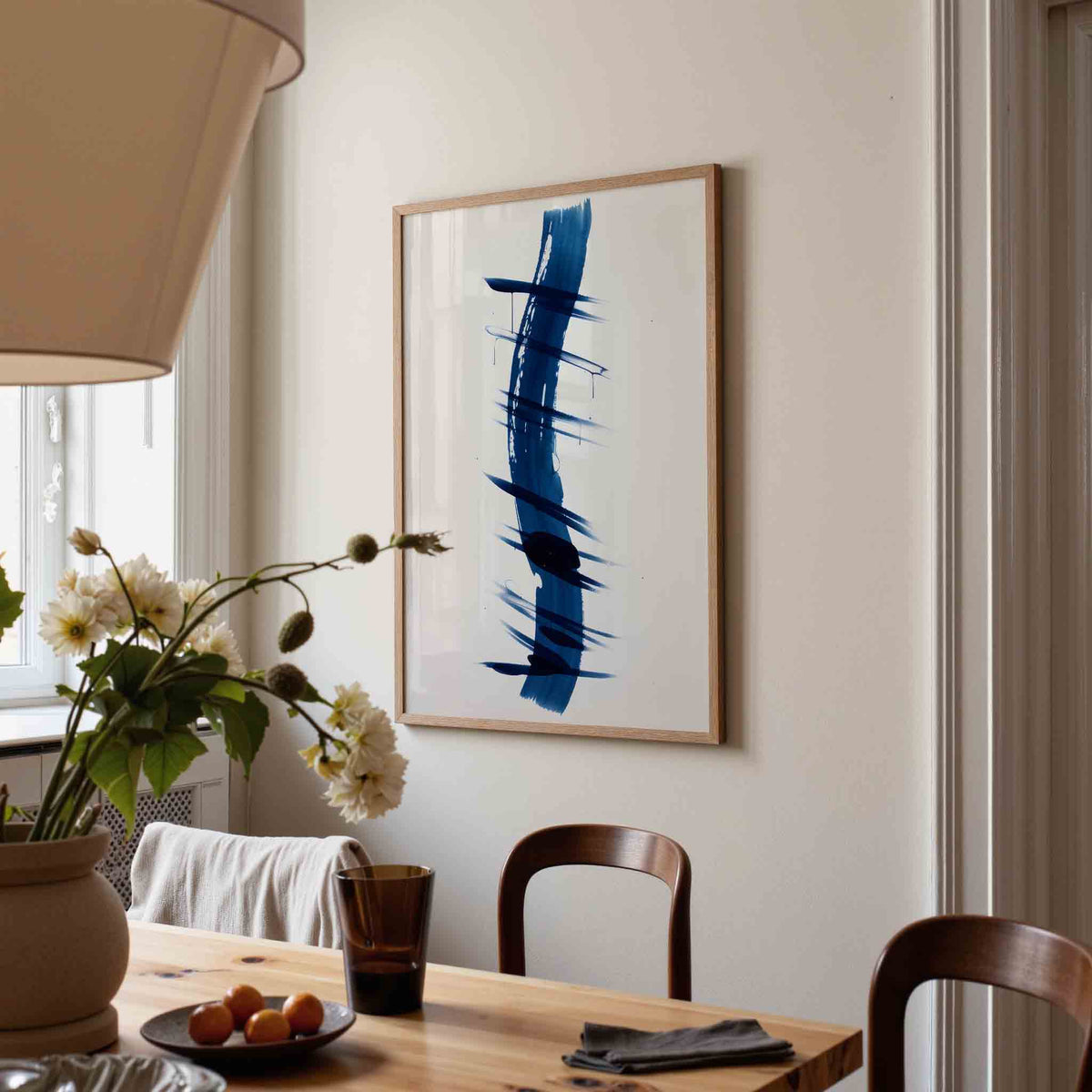 Blauwe penseelstreken – kunst en design poster in portret formaat