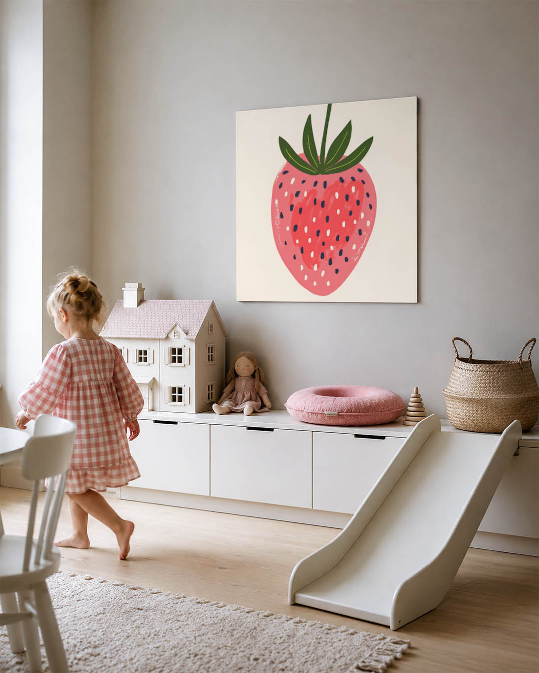 Fruitige illustratie kunstwerk – tweede productweergave – dit werk toont een gestileerde aardbei met groene bladeren op een