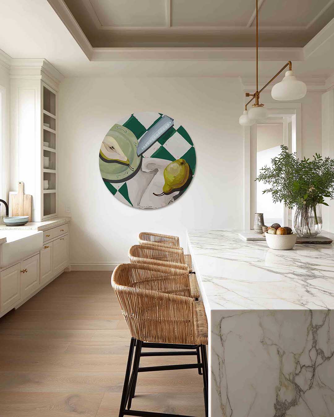 Peer en mes op tafel – abstracte muurcirkel als ronde wanddecoratie