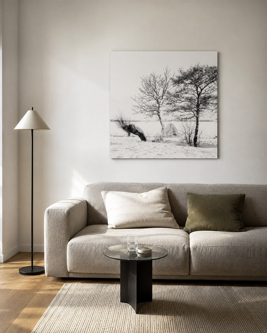 Winterlandschap met bomen kunstwerk – vierkante wanddecoratie – deze kunstwerk toont een serene winterse scène met twee bomen