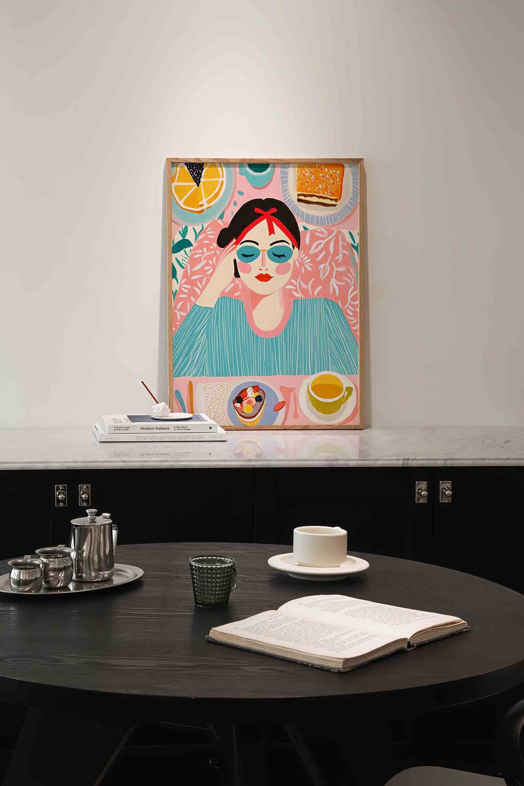 Ontspannen vrouw met ontbijt – moderne poster in staand formaat
