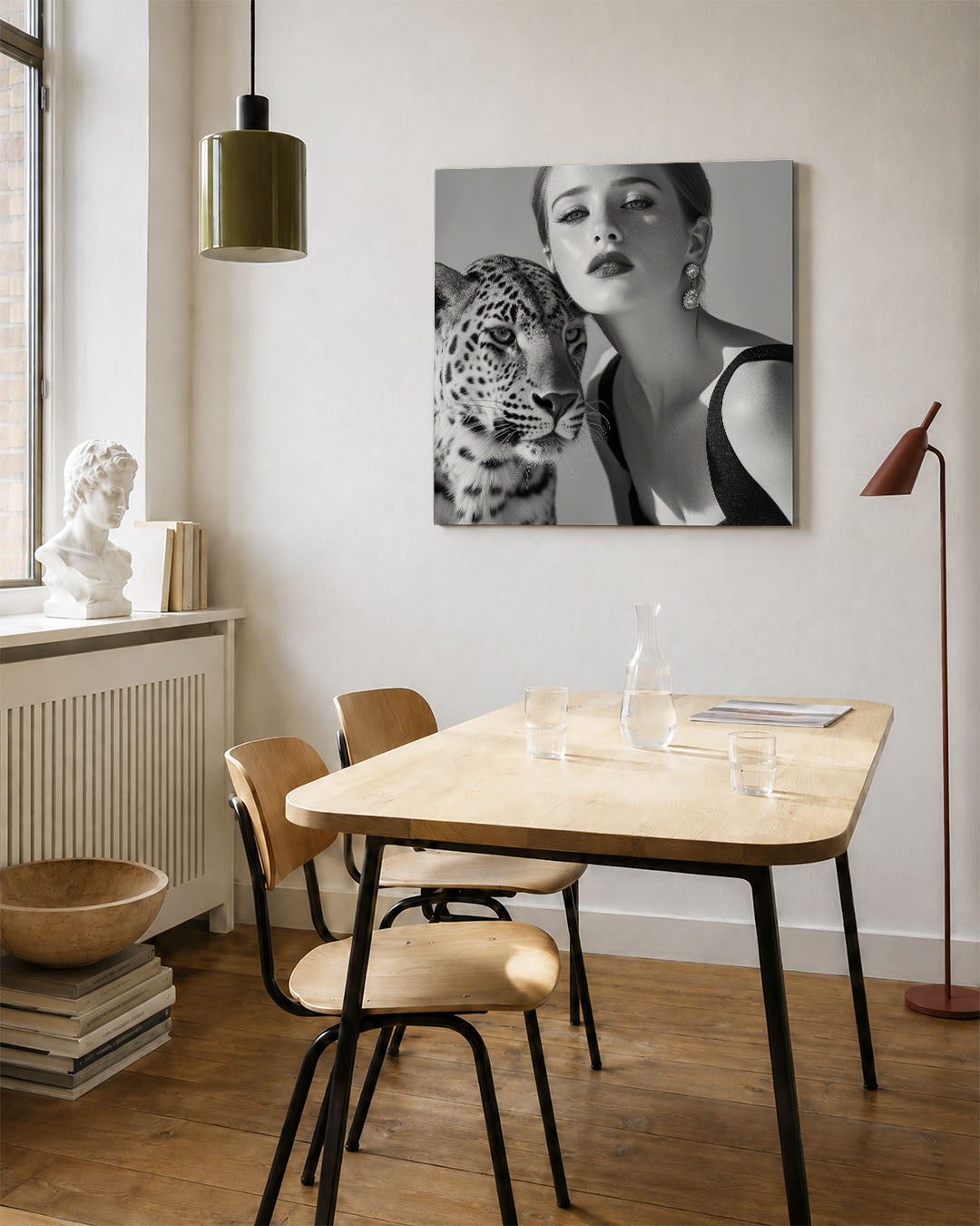 Dierlijke harmonie kunstwerk – vierkante wanddecoratie – dit kunstwerk toont een vrouw naast een luipaard in een zwart-wit