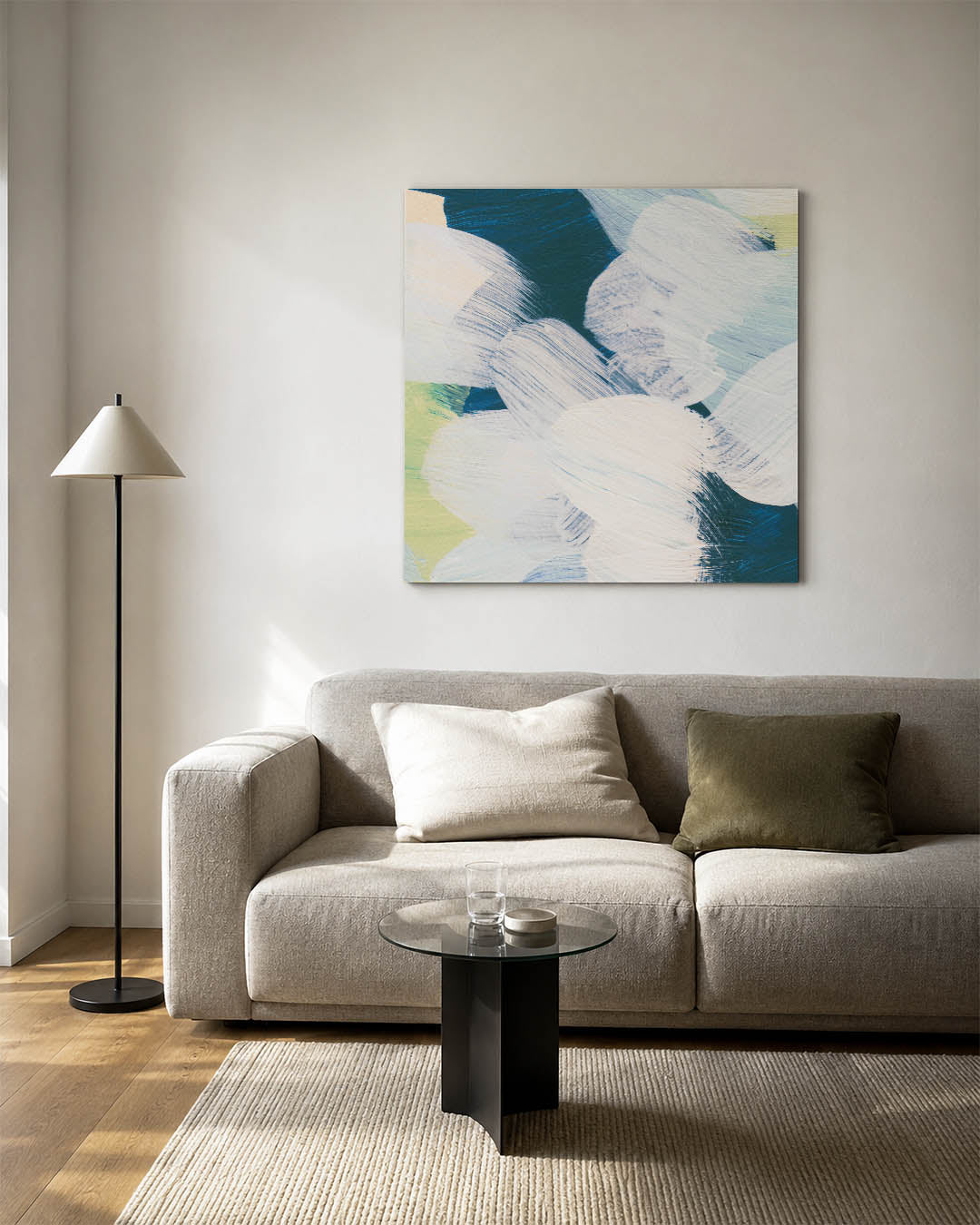 Dynamische penseelstreken kunstwerk – detailweergave – dit kunstwerk toont vloeiende penseelstreken in blauw en wit, met