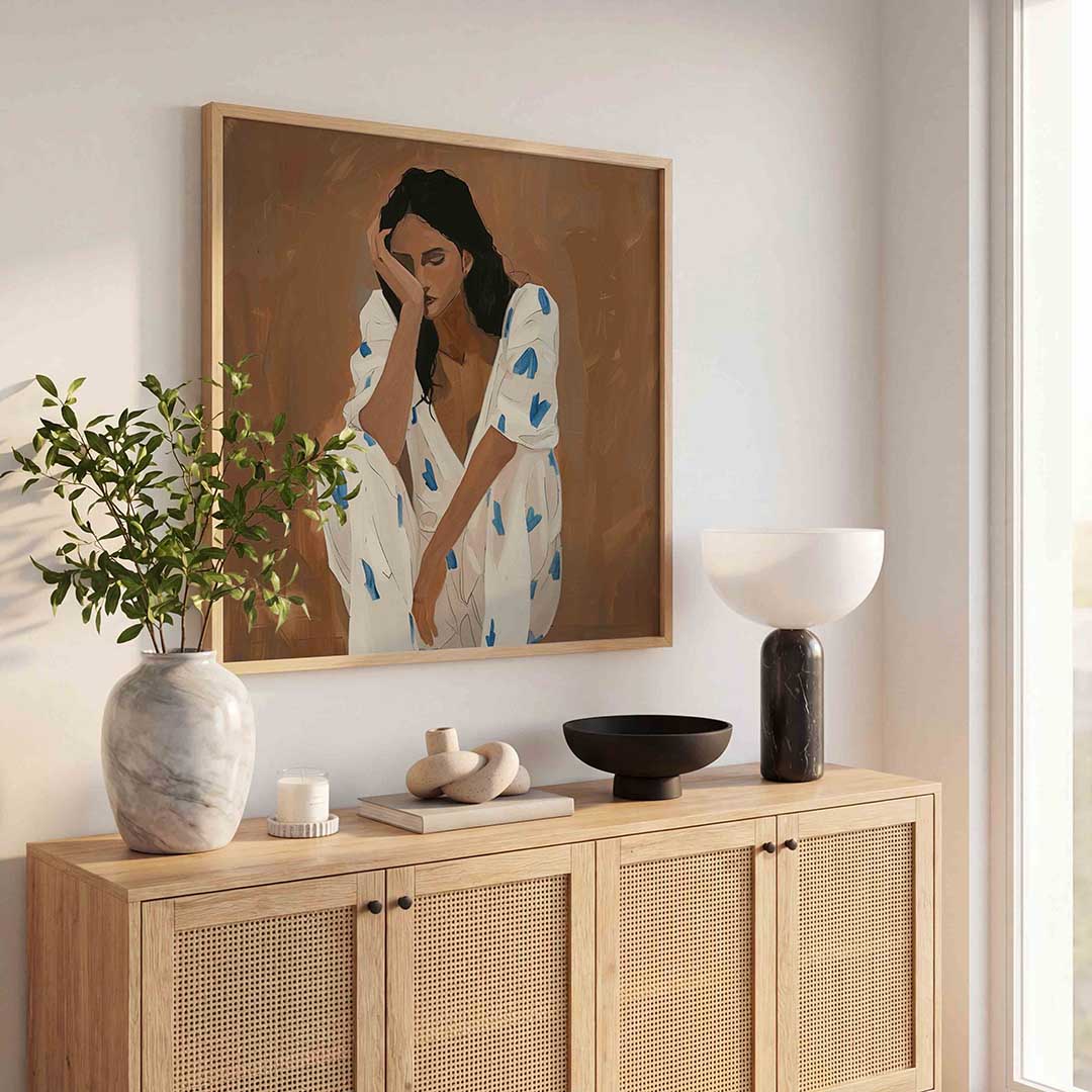 Zittende vrouw met blauwe accenten – kunst en design poster in vierkant formaat