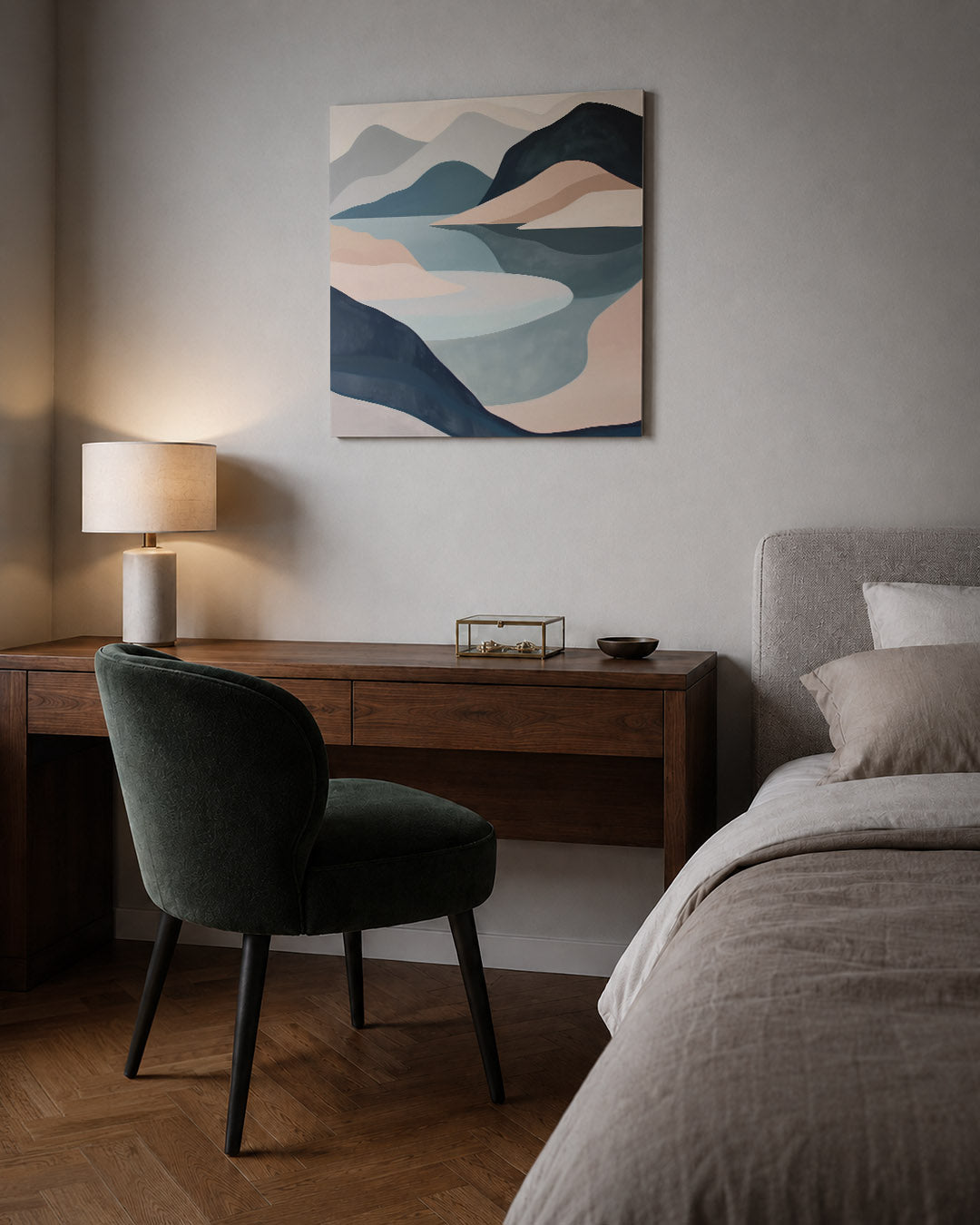 Vloeiende berglandschap kunstwerk – sfeerbeeld – dit werk toont een compositie van vloeiende lijnen en zachte kleuren, met