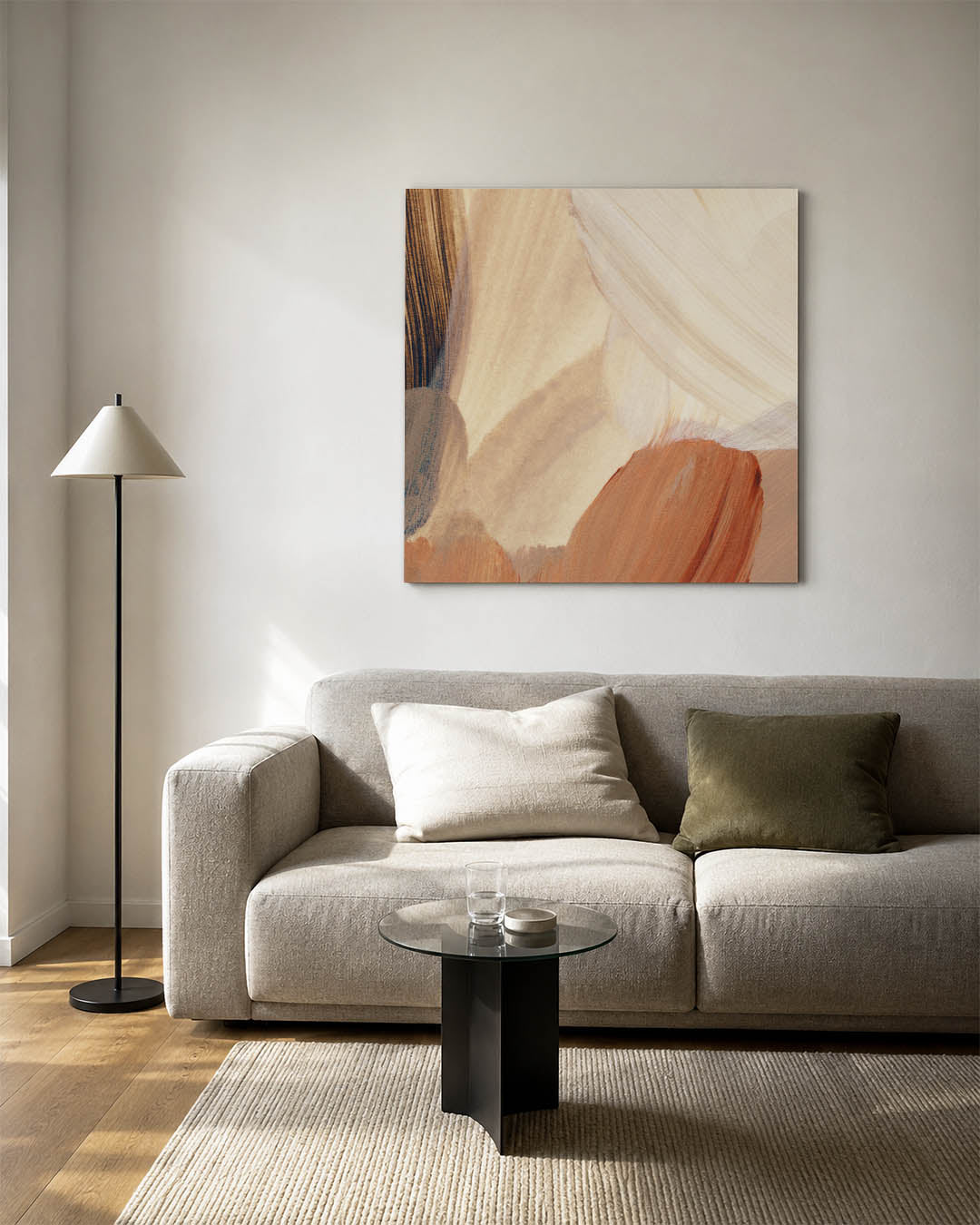 Organische borstelstreken kunstwerk – detailweergave – dit werk toont vloeiende, organische vormen in zachte beige en bruin