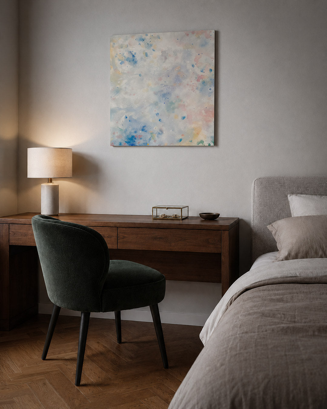 Vlekkenspel in pastel kunstwerk – sfeerbeeld – dit werk toont een speelse compositie van zachte kleuren en vloeiende vormen
