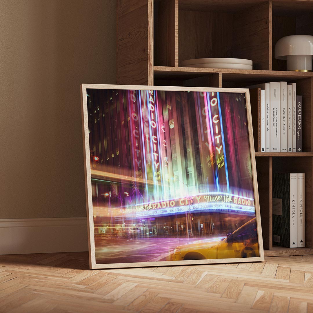 Neon stadssfeer poster – detailweergave – deze poster toont een levendige stadsscène met kleurrijke neonlichten en een taxi