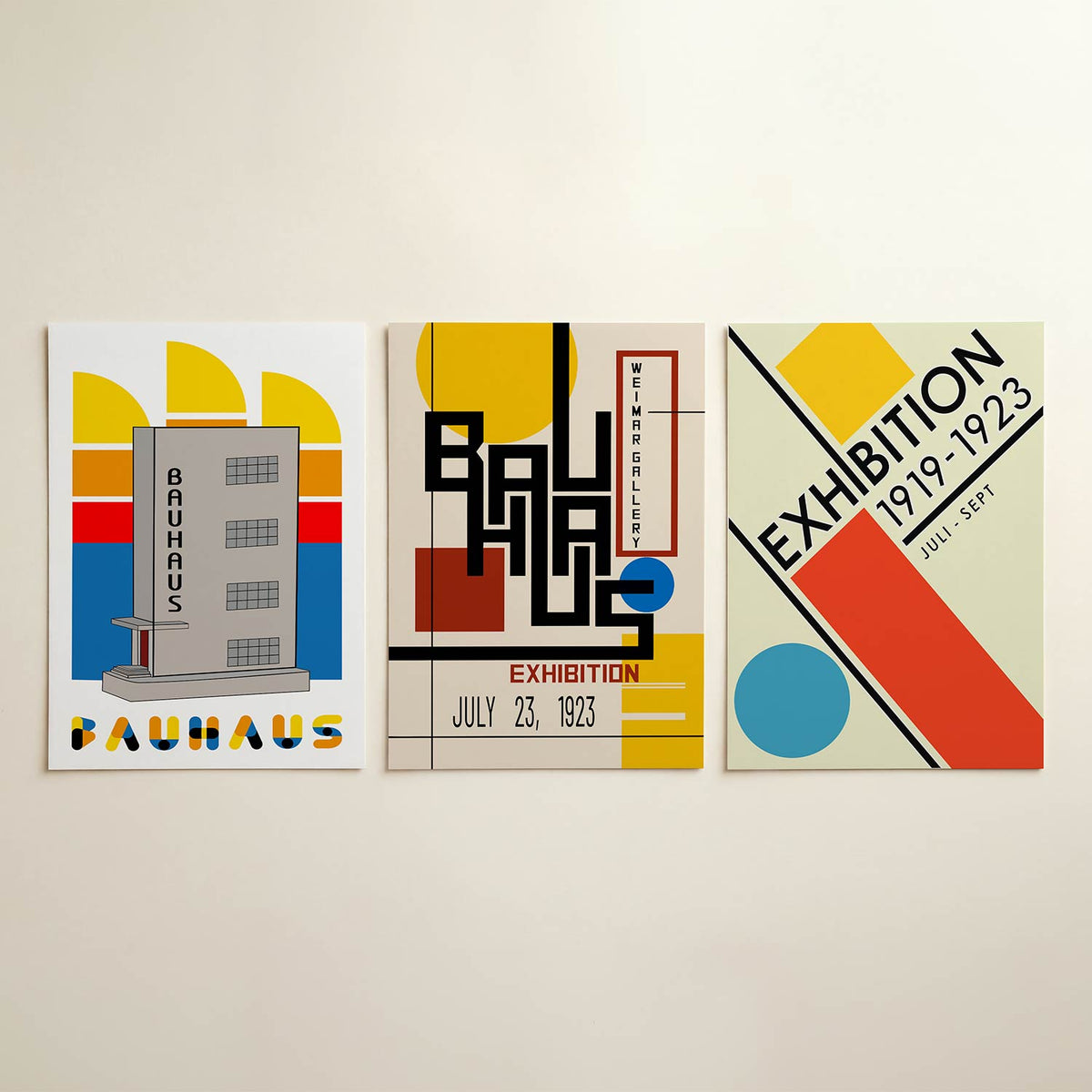 Vorm en kleur posterset – detailweergave – deze posterset in drie delen toont een grijs gebouw met rechthoekige ramen