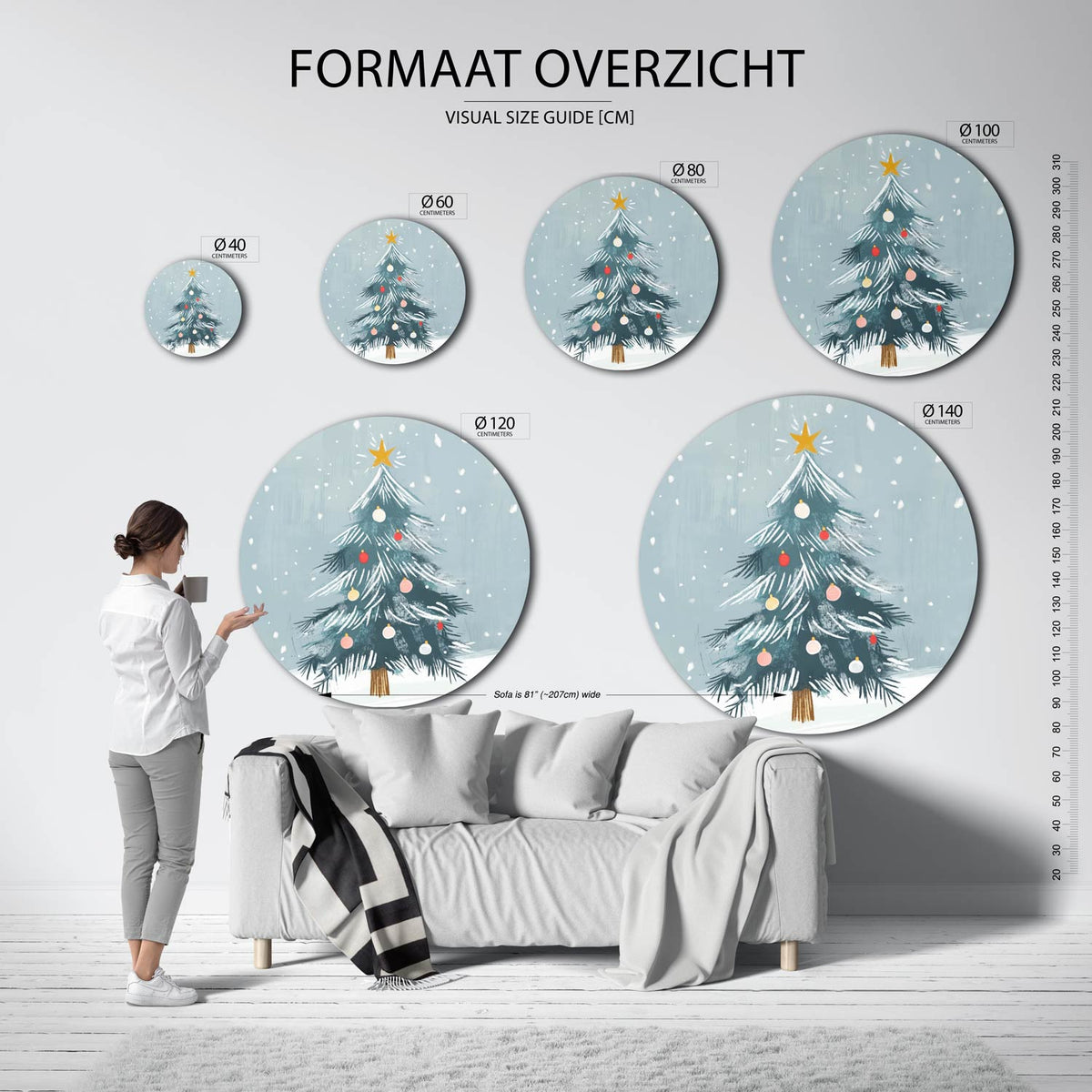 Kerstboom met sneeuw Muurcirkel – extra productweergave – Een groene kerstboom met rode, witte en gele ballen tegen een