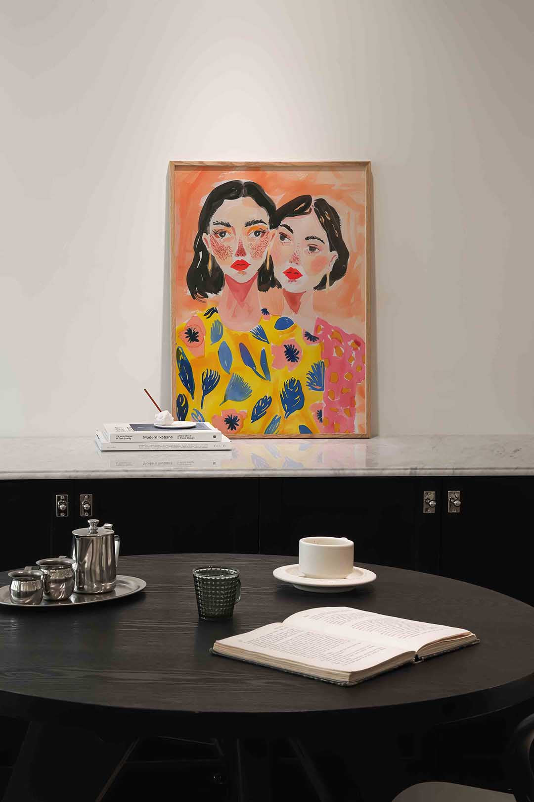 Twee vrouwen met kleurrijke kleding – portret poster in staand formaat