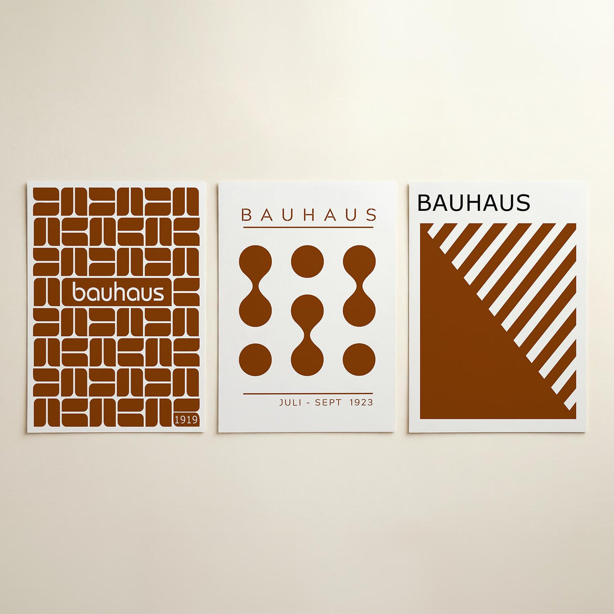 Vorm en ritme posterset – detailweergave – deze posterset in drie delen toont een speelse ordening van bruine blokken en