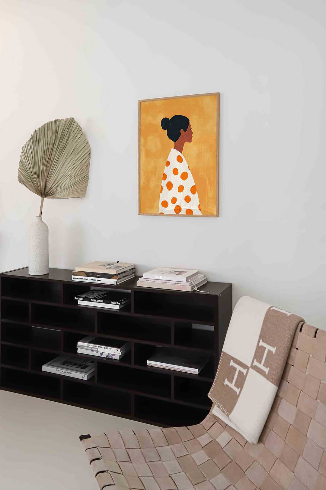 Vrouw met oranje stippen – staande moderne wanddecoratie van WallArtistic