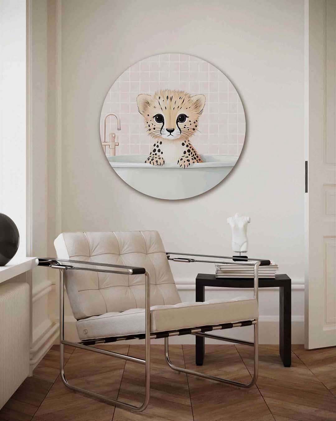 Jonge cheeta in bad – kleurrijke illustratie muurcirkel als wanddecoratie