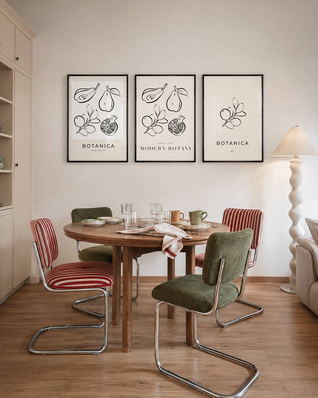 Fruitige lijnenspel driedelige posterset – zwart-witte schetsen van fruit met vloeiende lijnen en subtiele