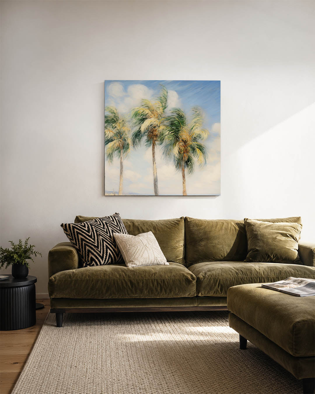Tropische palmen kunstwerk – sfeerbeeld – dit werk toont drie wuivende palmbomen tegen een blauwe lucht met witte wolken. De