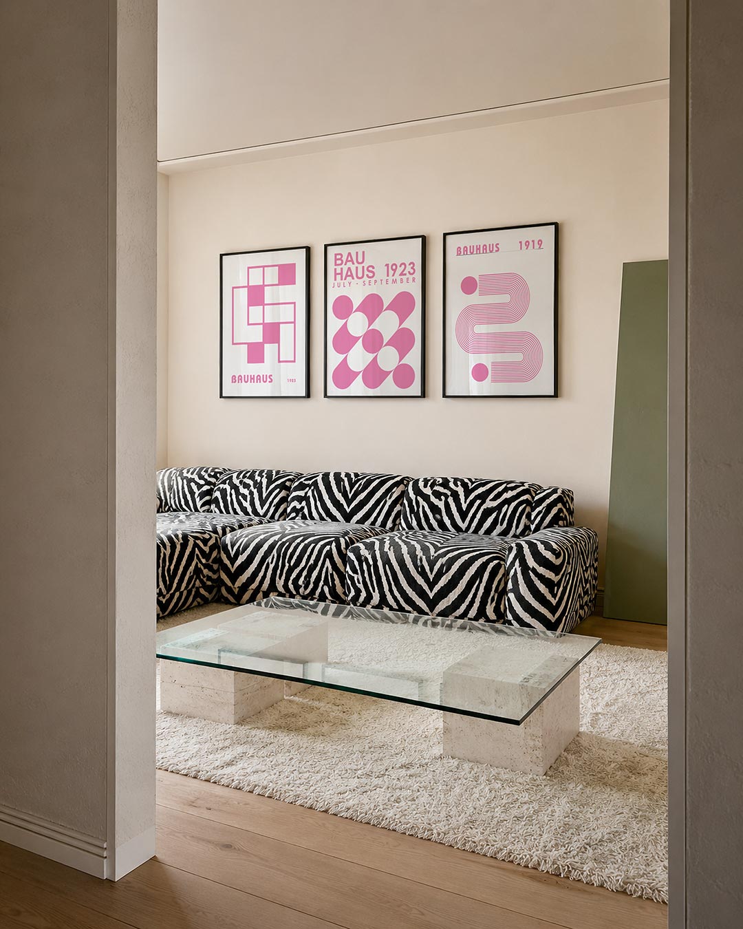 Vorm en kleur posterset – tweede productweergave – deze posterset in drie delen toont een speelse combinatie van roze en wit.