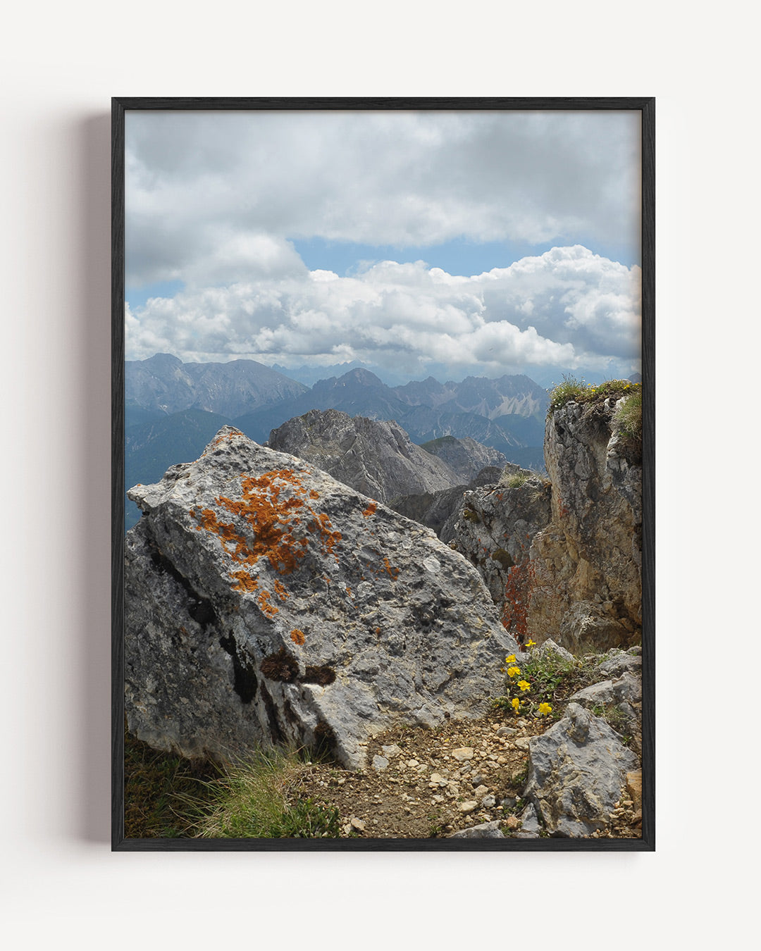 Berglandschap met rotsen poster – portret wanddecoratie – deze poster toont een indrukwekkend berglandschap met ruige rotsen