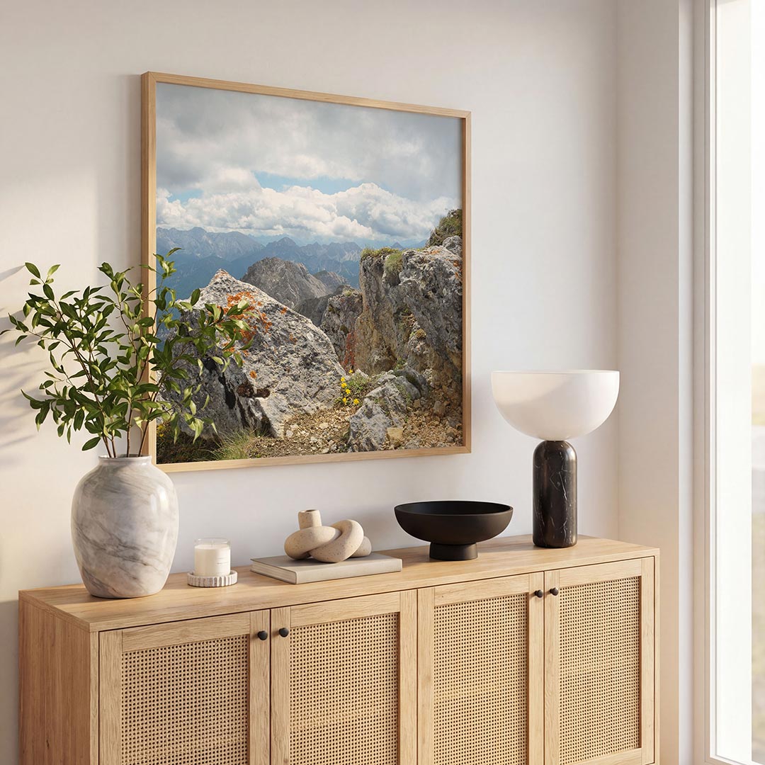 Berglandschap met rotsen poster – tweede productweergave – deze poster toont een berglandschap met ruige rotsen en een
