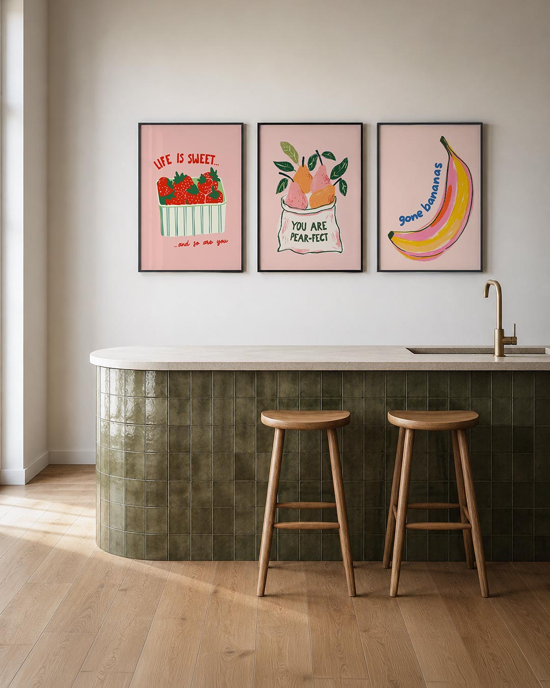 Zoete boodschap posterset – tweede productweergave – een roze achtergrond met een mandje vol rode aardbeien