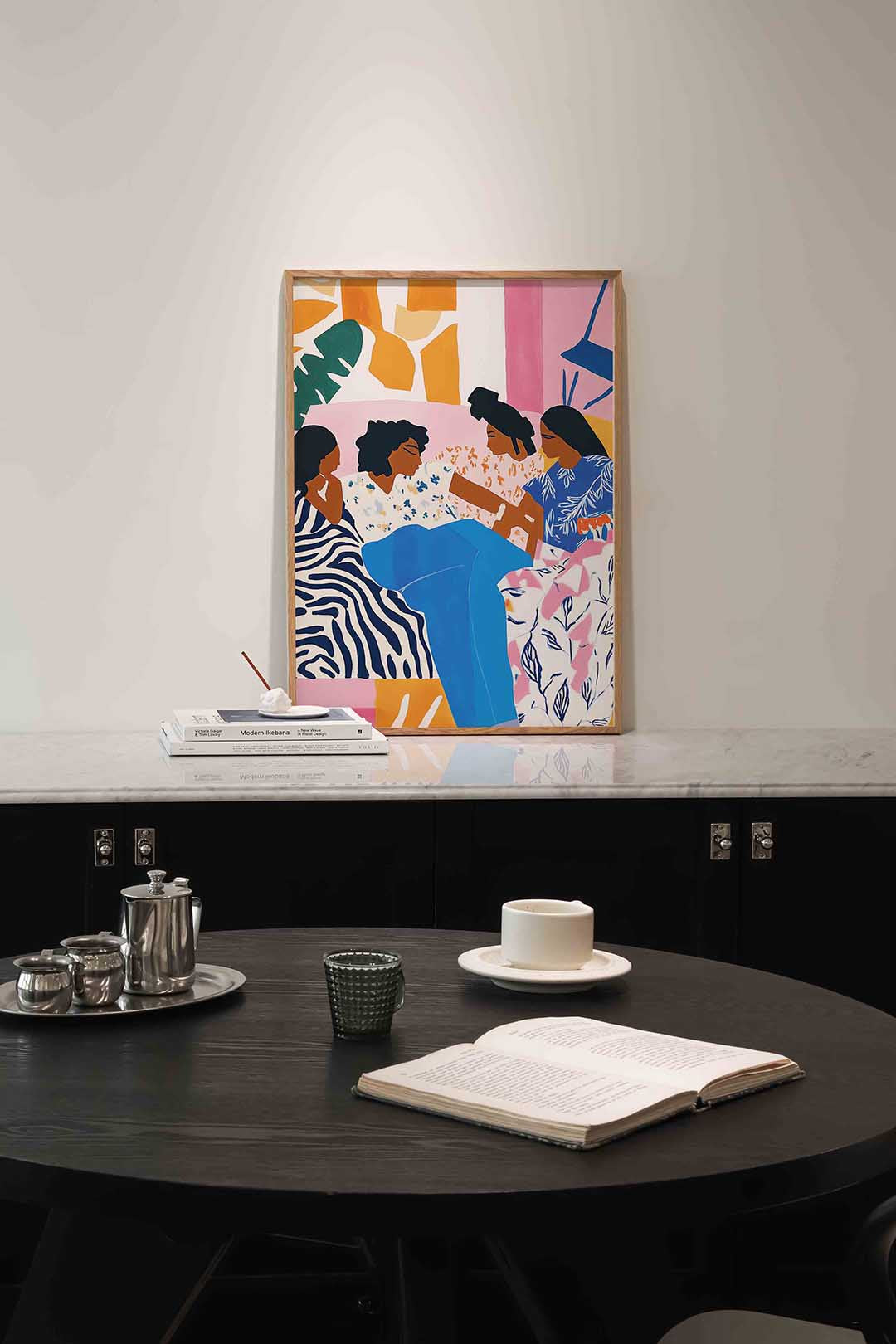 Vrouwen in kleurrijke patronen – moderne poster in staand formaat