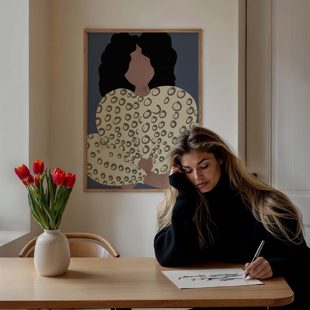Dromerige Vrouwelijke Abstractie – staande vrouwelijke wanddecoratie van WallArtistic