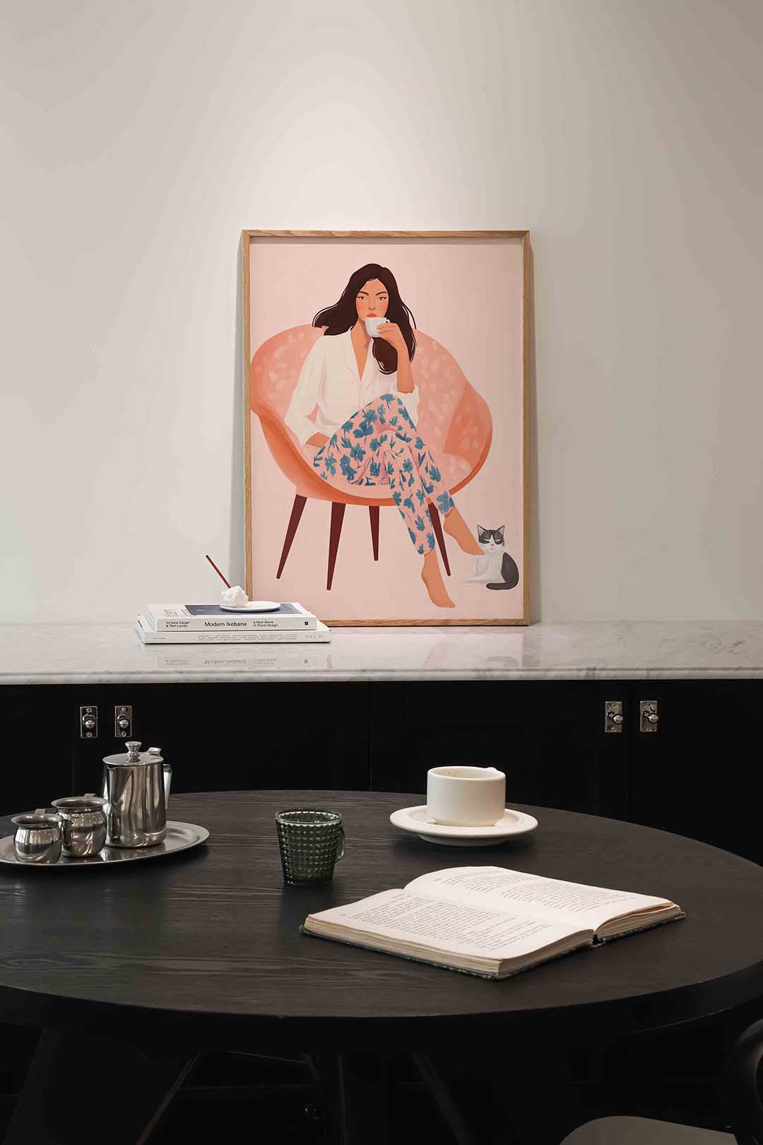Vrouw met kopje en kat – moderne poster in staand formaat