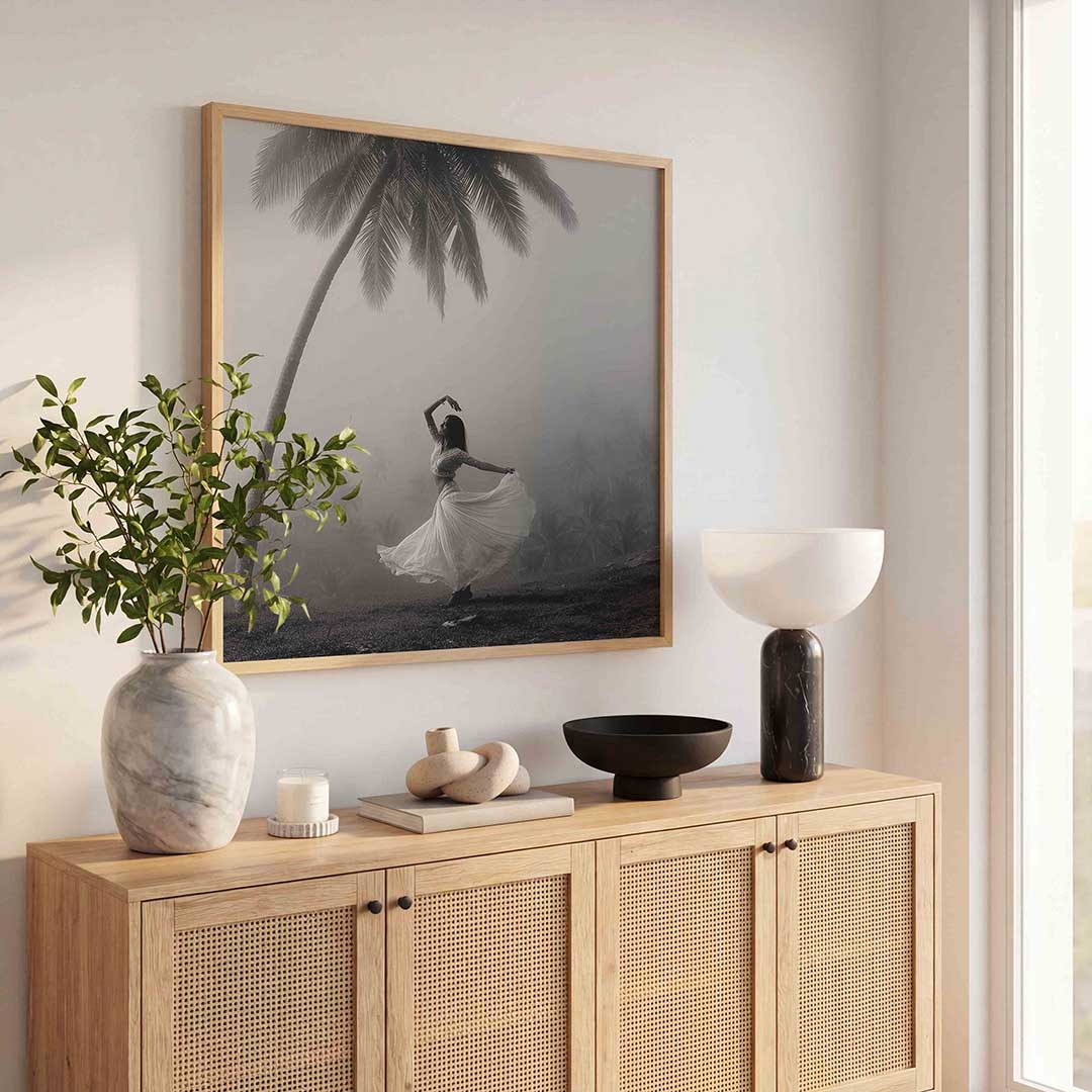 Danseres onder palm – tropische poster in vierkant formaat