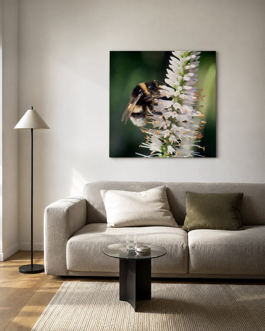 Bij op bloem kunstwerk – vierkante wanddecoratie – een gedetailleerde close-up van een bij op een witte bloem, omringd door
