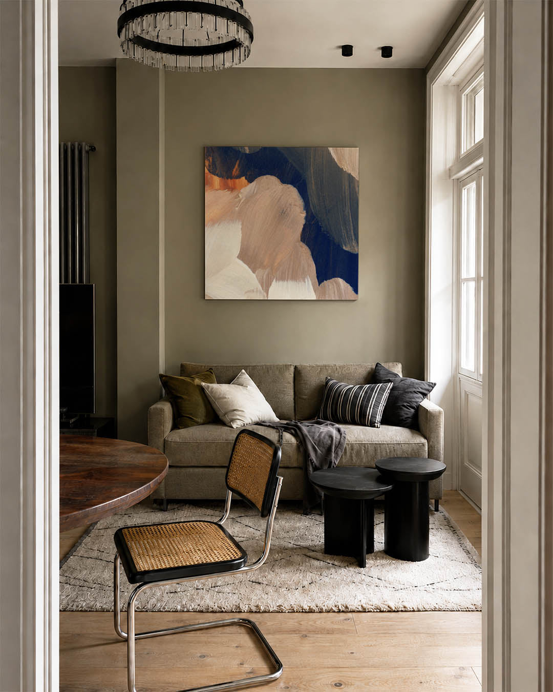 Abstracte kunstwerk – tweede productweergave – dit kunstwerk toont vloeiende penseelstreken in beige, wit en donkerblauw. De