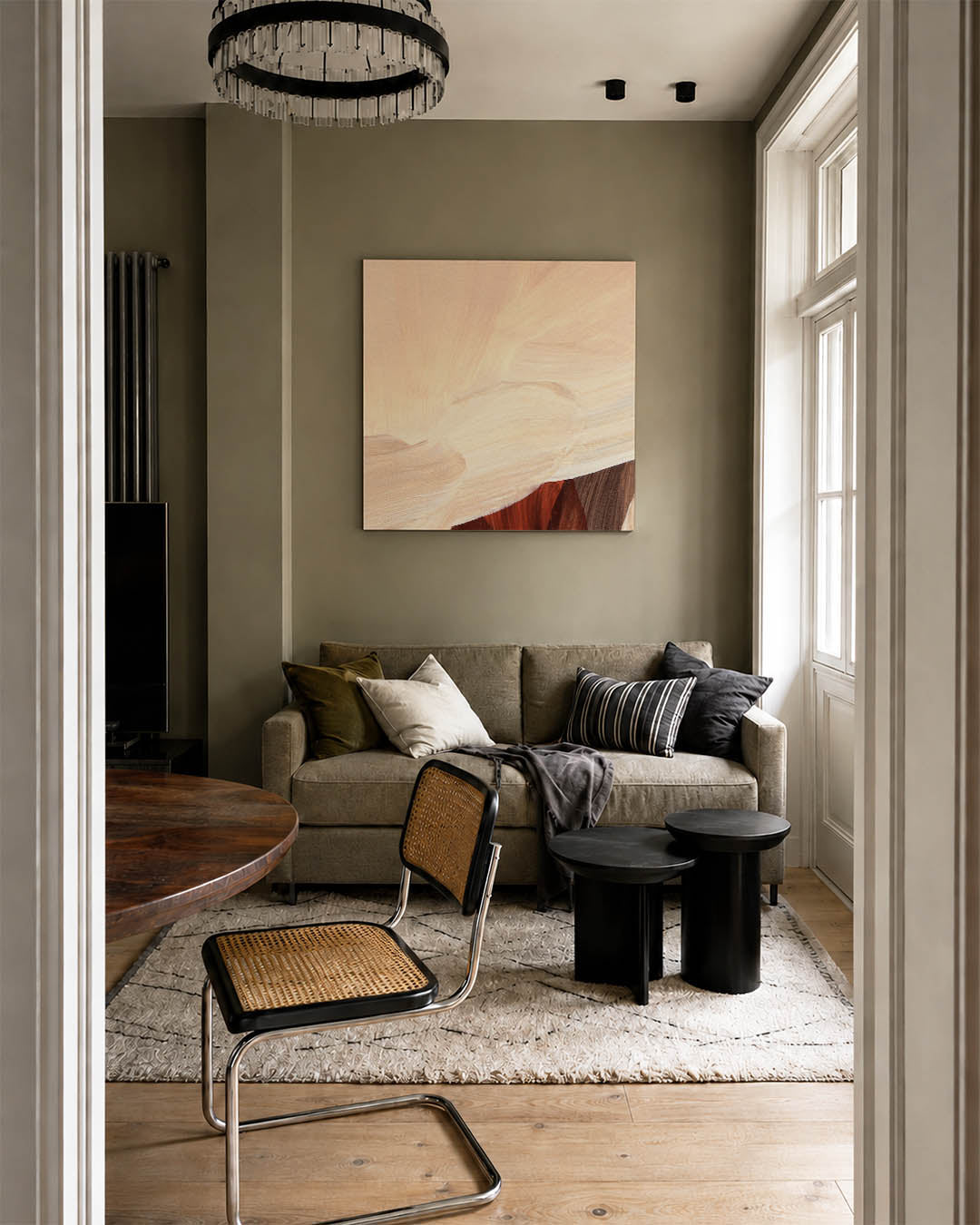Zachte kleuren compositie kunstwerk – tweede productweergave – dit werk toont vloeiende penseelstreken in beige en bruin, met