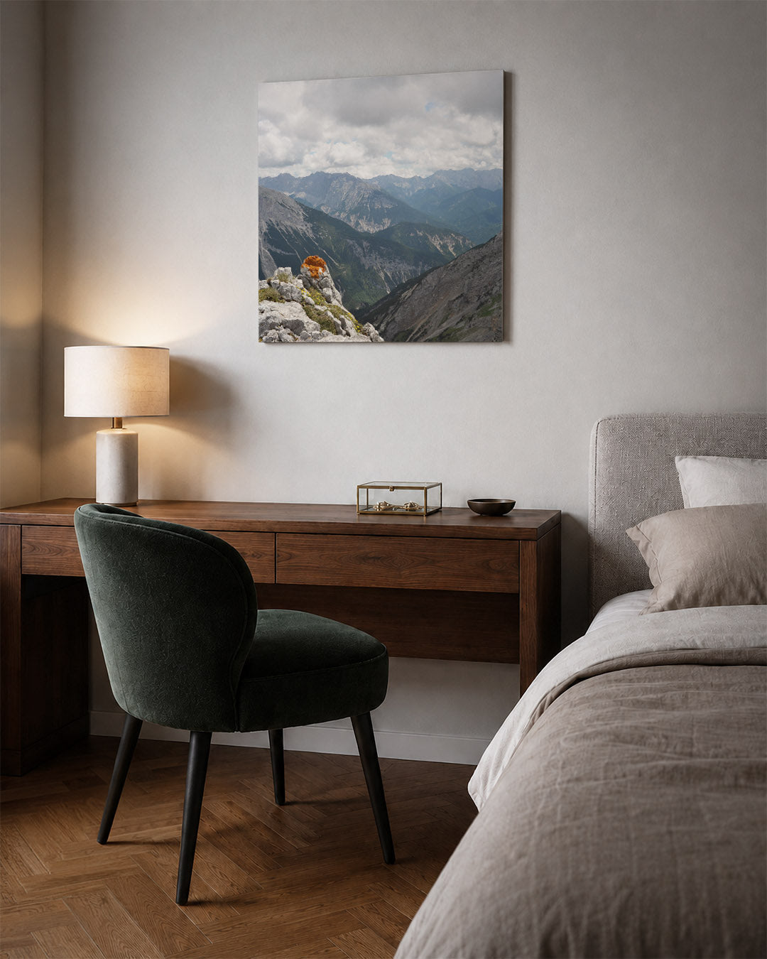 Berglandschap met wolken kunstwerk – sfeerbeeld – deze kunstwerk toont een indrukwekkend berglandschap met dramatische