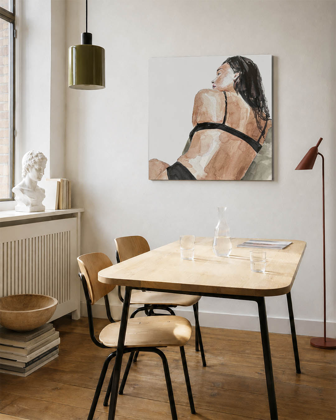 Intieme momenten kunstwerk – vierkante wanddecoratie – dit werk toont een vrouw in een ontspannen pose, met zachte lijnen en