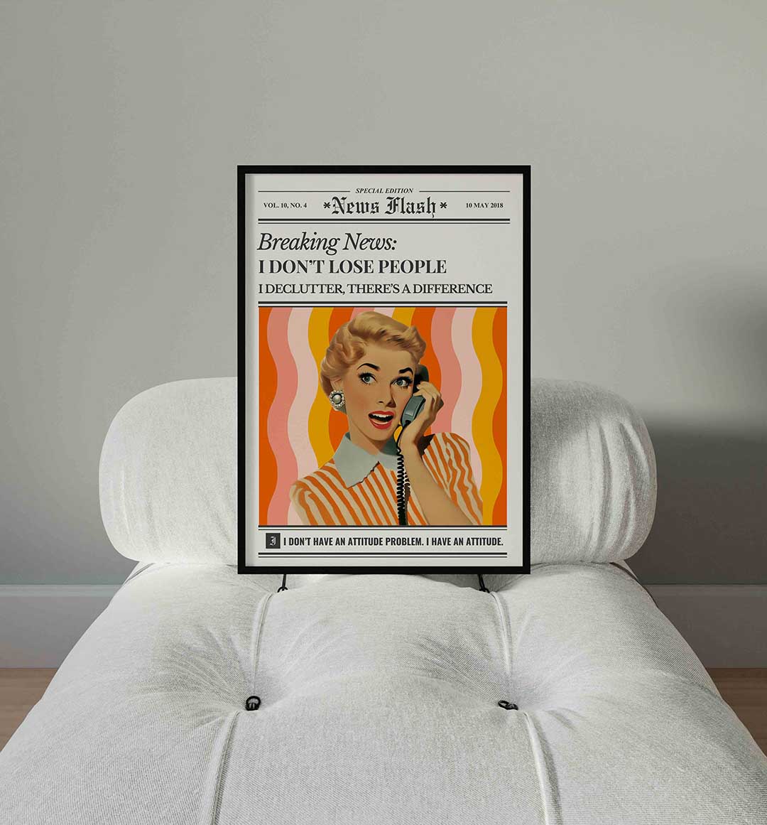 Vrouw met telefoon – staande Pop Art wanddecoratie van WallArtistic