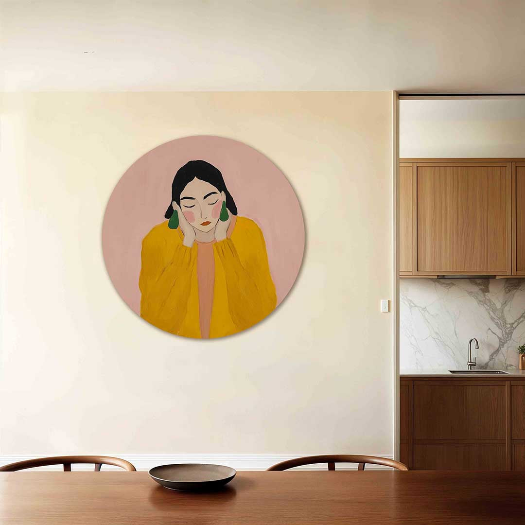Vrouw met gele trui – ronde wanddecoratie met abstract ontwerp